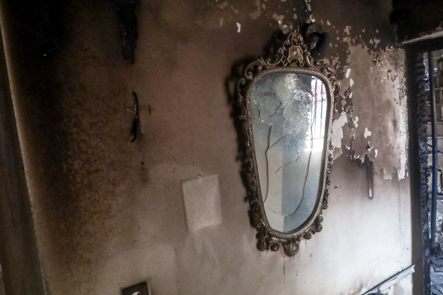 Φωτιά στην Πάρνηθα: Αποκαρδιωτικές εικόνες από τα καμένα σπίτια - Συνεχίζεται η μάχη με τις αναζωπυρώσεις 