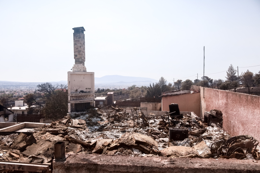 Φωτιά στην Πάρνηθα: Αποκαρδιωτικές εικόνες από τα καμένα σπίτια - Συνεχίζεται η μάχη με τις αναζωπυρώσεις 