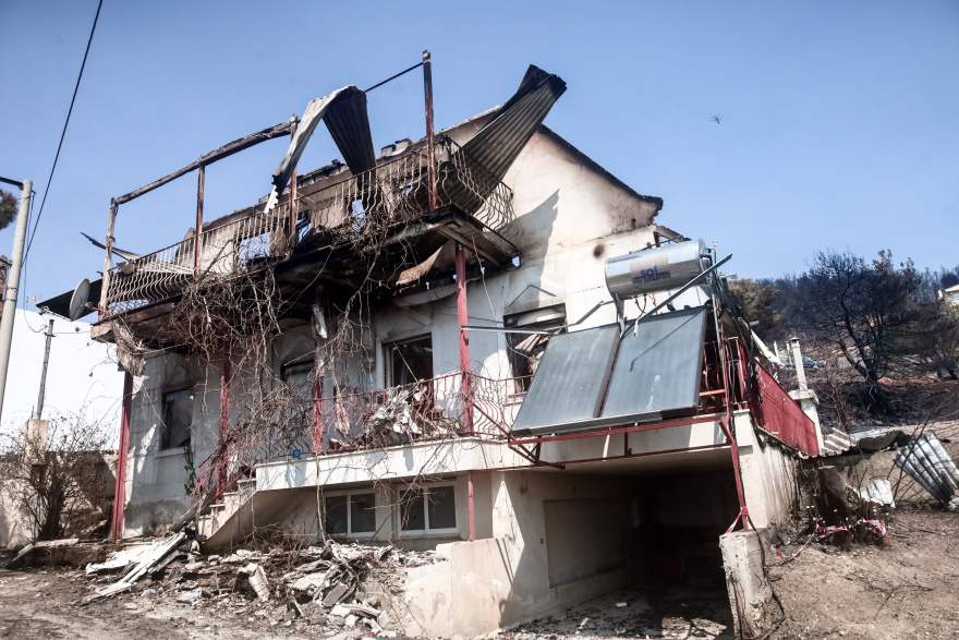 Φωτιά στην Πάρνηθα: Αποκαρδιωτικές εικόνες από τα καμένα σπίτια - Συνεχίζεται η μάχη με τις αναζωπυρώσεις 