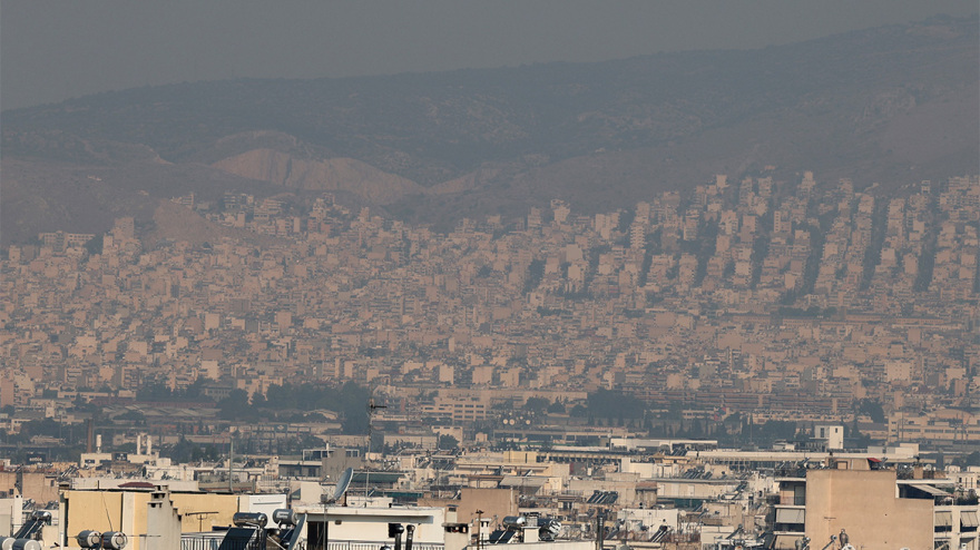 Φωτιά στην Πάρνηθα: «Πνιγμένη» στον καπνό η Αθήνα, αποπνικτική και σήμερα η ατμόσφαιρα - Δείτε φωτογραφίες