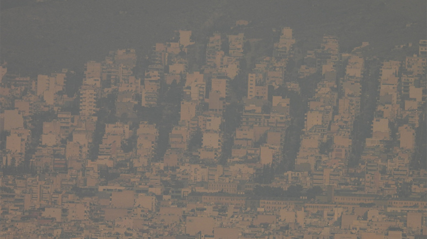 Φωτιά στην Πάρνηθα: «Πνιγμένη» στον καπνό η Αθήνα, αποπνικτική και σήμερα η ατμόσφαιρα - Δείτε φωτογραφίες