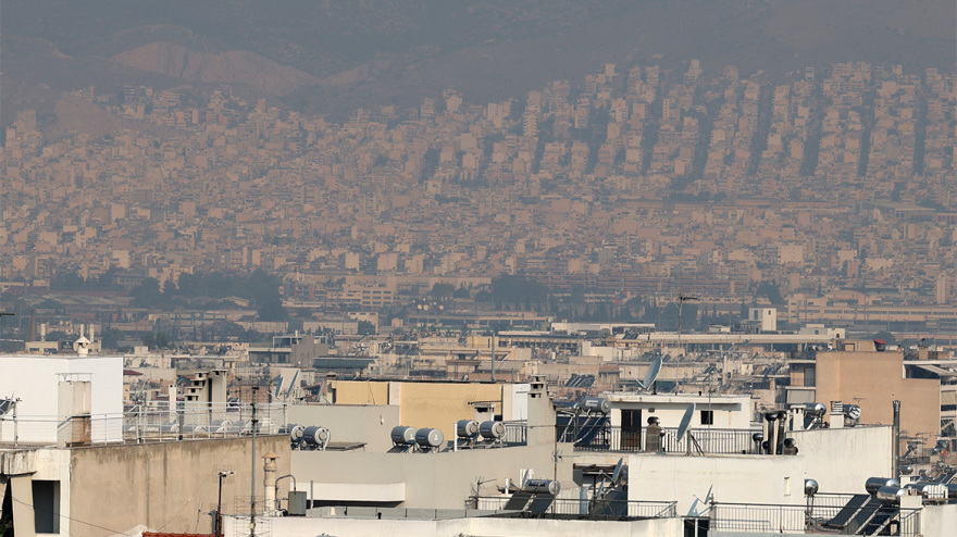 Φωτιά στην Πάρνηθα: «Πνιγμένη» στον καπνό η Αθήνα, αποπνικτική και σήμερα η ατμόσφαιρα - Δείτε φωτογραφίες