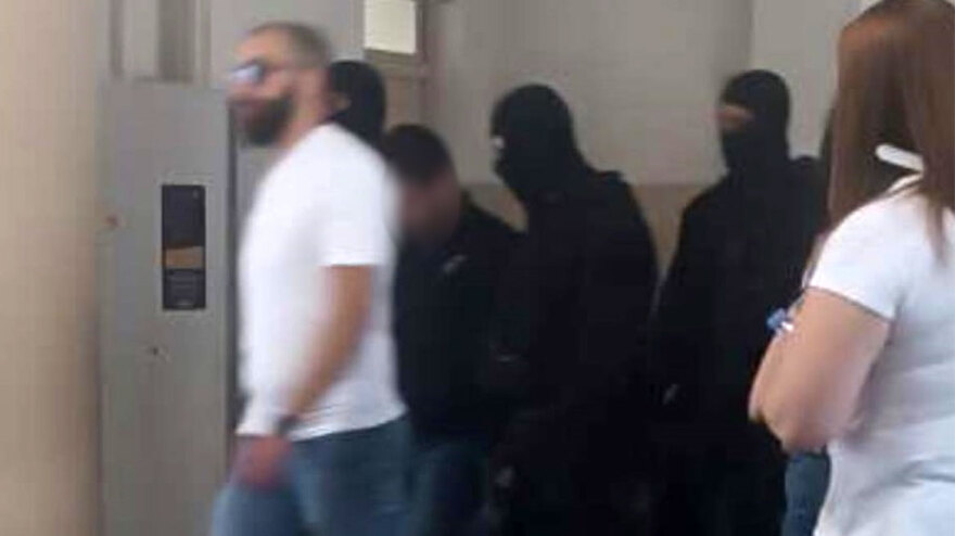 Ηράκλειο: Ο πατέρας του Νίκου περίμενε να δει από κοντά τον 22χρονο που πυροβόλησε τον γιο του - Δείτε φωτογραφίες