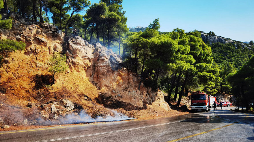 Φωτιά στην Πάρνηθα: Αναζωπυρώσεις σε διάσπαρτες εστίες - Δείτε βίντεο και φωτογραφίες