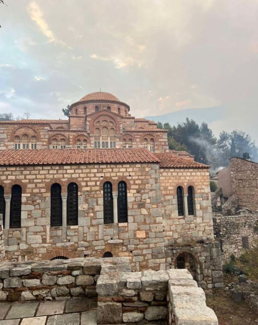 Υπουργείο Πολιτισμού για τη φωτιά στη Μονή Οσίου Λουκά: Ζημιές στον περιβάλλοντα χώρο και σε εγκαταλελειμμένο κελί