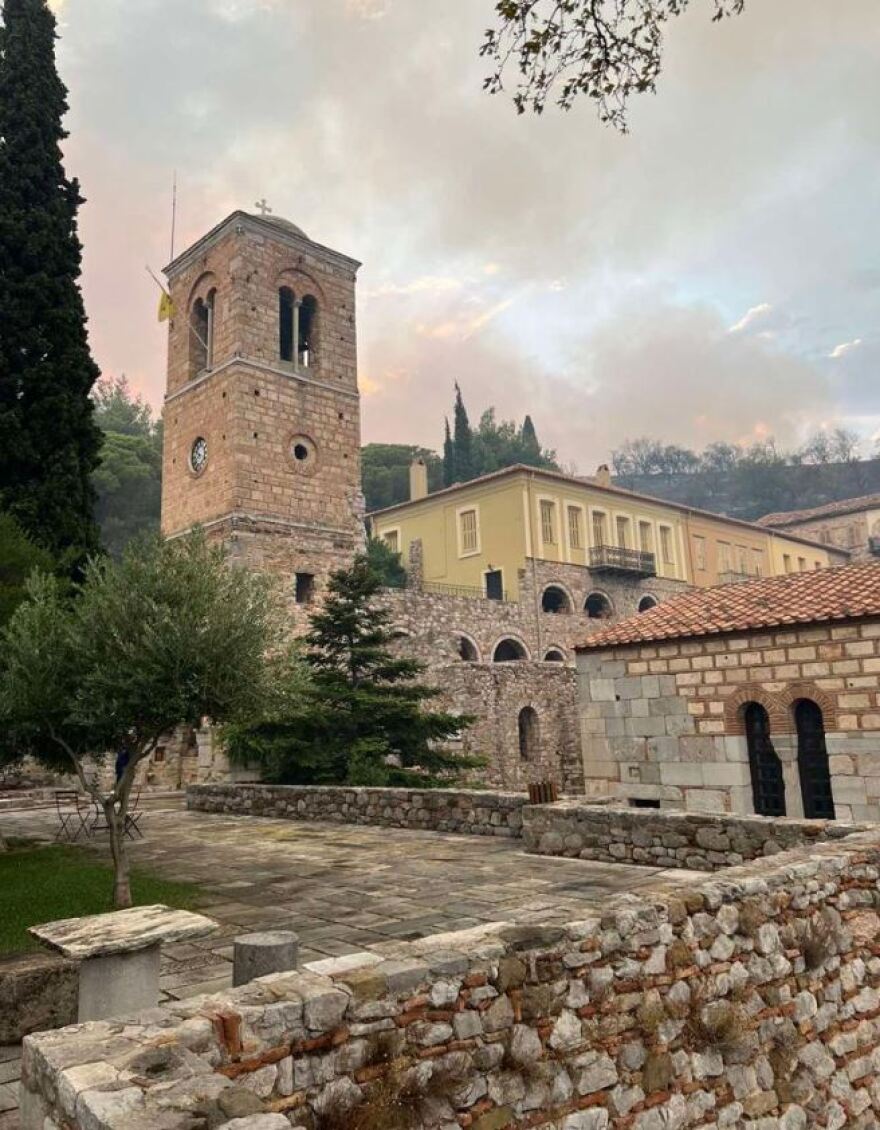 Υπουργείο Πολιτισμού για τη φωτιά στη Μονή Οσίου Λουκά: Ζημιές στον περιβάλλοντα χώρο και σε εγκαταλελειμμένο κελί