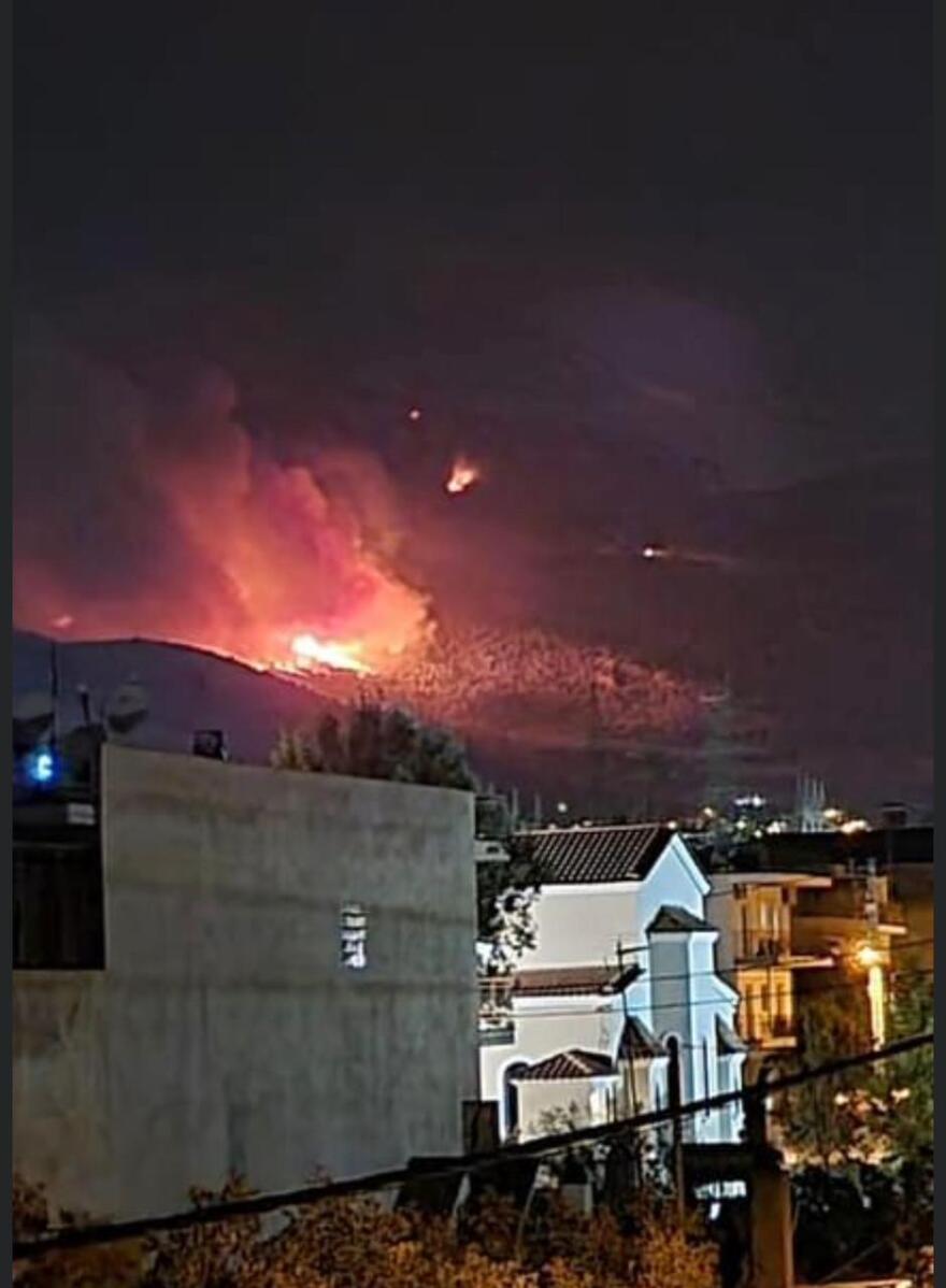 Φωτιά στην Πάρνηθα: Αναζωπυρώσεις σε διάσπαρτες εστίες - Δείτε βίντεο και φωτογραφίες