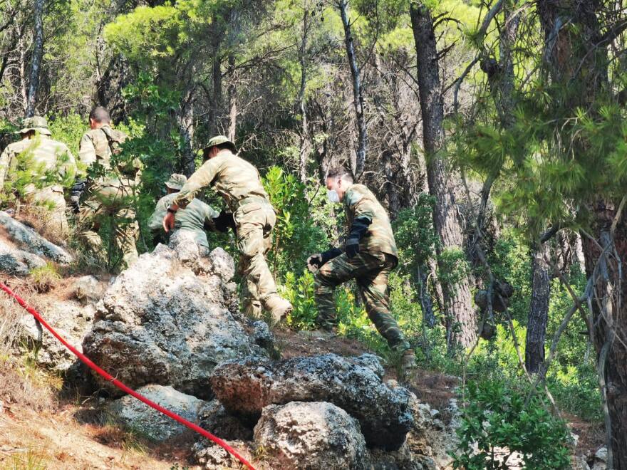 Φωτιά στην Πάρνηθα: Αναζωπυρώσεις σε διάσπαρτες εστίες - Δείτε βίντεο και φωτογραφίες