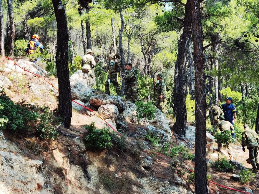 Φωτιά στην Πάρνηθα: Αναζωπυρώσεις σε διάσπαρτες εστίες - Δείτε βίντεο και φωτογραφίες