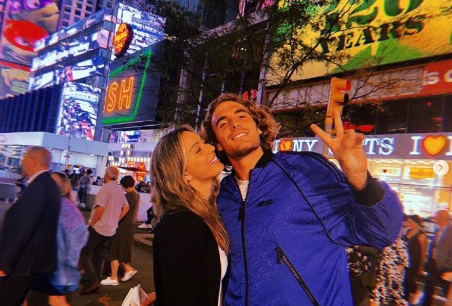 Τσιτσιπάς - Μπαντόσα: Πόζαρε στην Times Square το ζευγάρι - Δείτε φωτογραφίες 