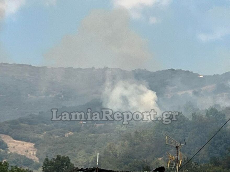 Ξαφνική νεροποντή στη Μακρακώμη - Υπό έλεγχο η φωτιά στη Βίτωλη