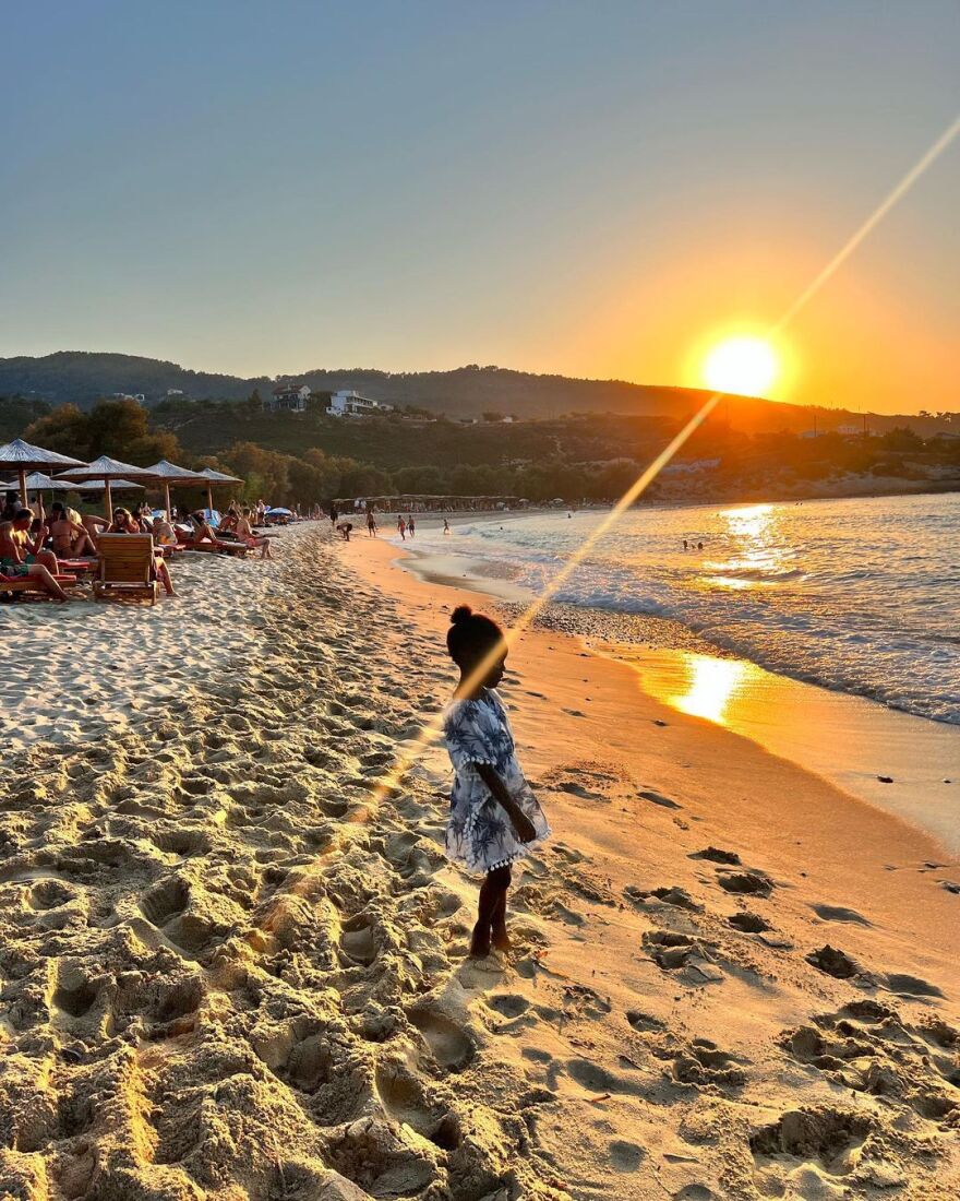 Χριστίνα Κοντοβά: Με την κόρη της κάνει διακοπές στην Ικαρία