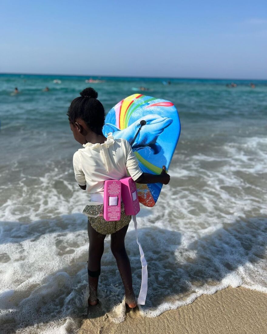 Χριστίνα Κοντοβά: Με την κόρη της κάνει διακοπές στην Ικαρία