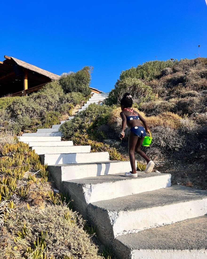 Χριστίνα Κοντοβά: Με την κόρη της κάνει διακοπές στην Ικαρία