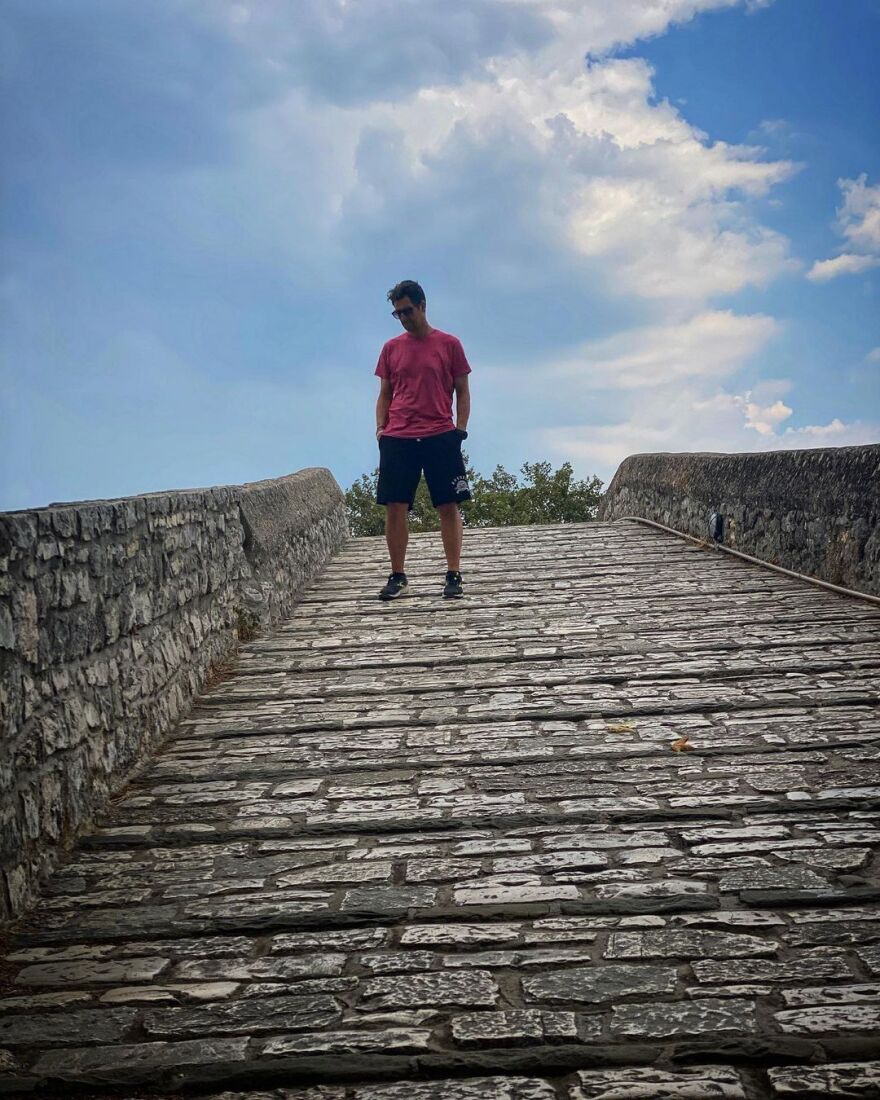 Απόστολος Ρουβάς: Πόζαρε μαζί με την εγκυμονούσα σύντροφό του στο Γεφύρι της Άρτας