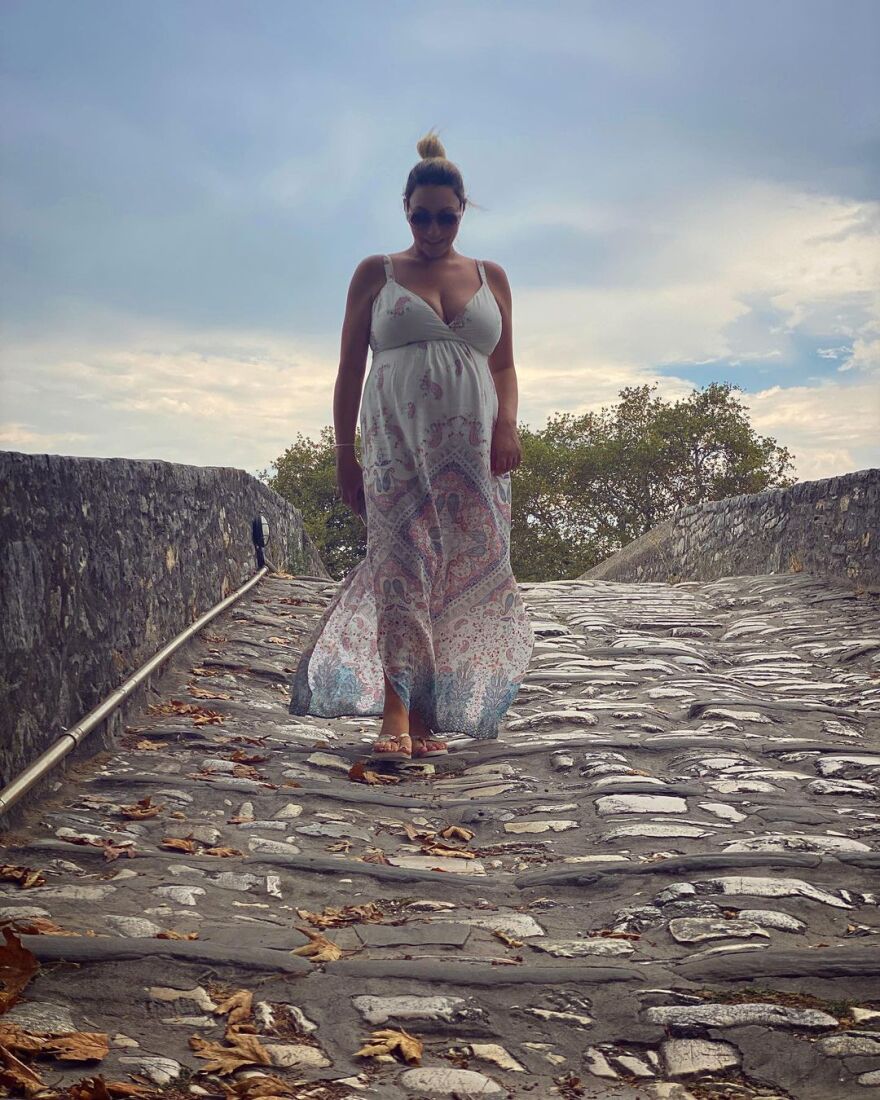 Απόστολος Ρουβάς: Πόζαρε μαζί με την εγκυμονούσα σύντροφό του στο Γεφύρι της Άρτας