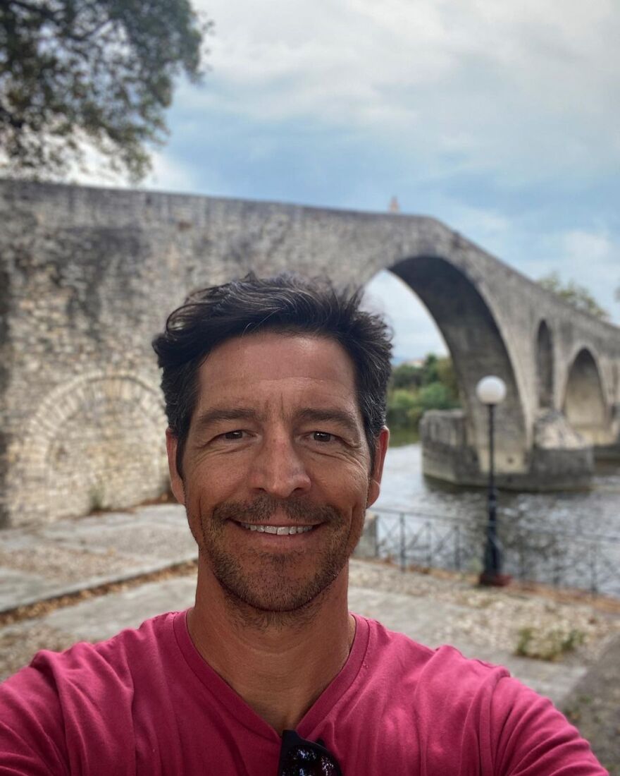 Απόστολος Ρουβάς: Πόζαρε μαζί με την εγκυμονούσα σύντροφό του στο Γεφύρι της Άρτας