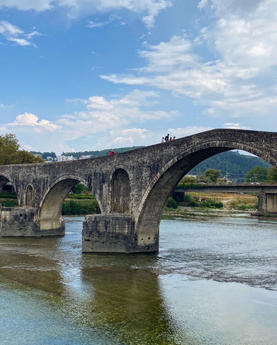 Απόστολος Ρουβάς: Πόζαρε μαζί με την εγκυμονούσα σύντροφό του στο Γεφύρι της Άρτας