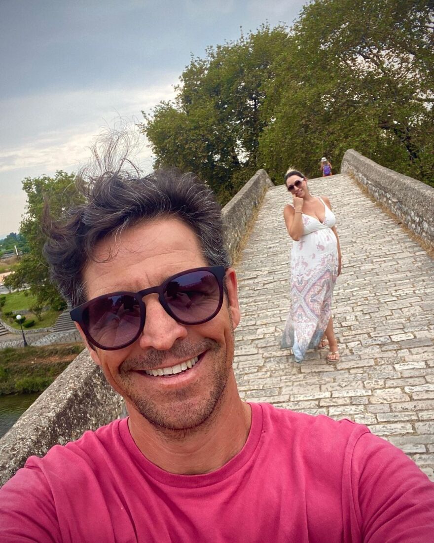 Απόστολος Ρουβάς: Πόζαρε μαζί με την εγκυμονούσα σύντροφό του στο Γεφύρι της Άρτας