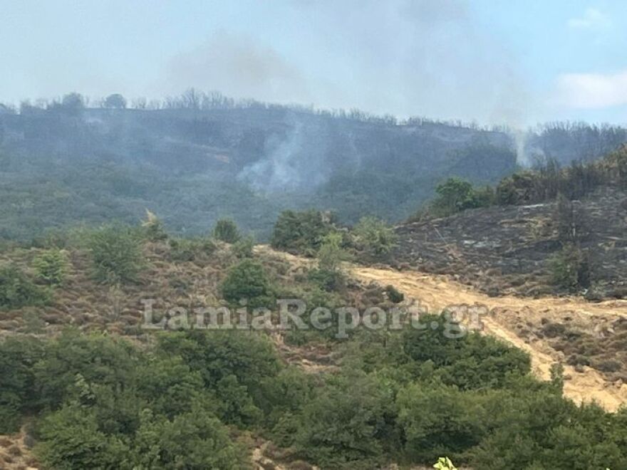 Ξαφνική νεροποντή στη Μακρακώμη - Υπό έλεγχο η φωτιά στη Βίτωλη
