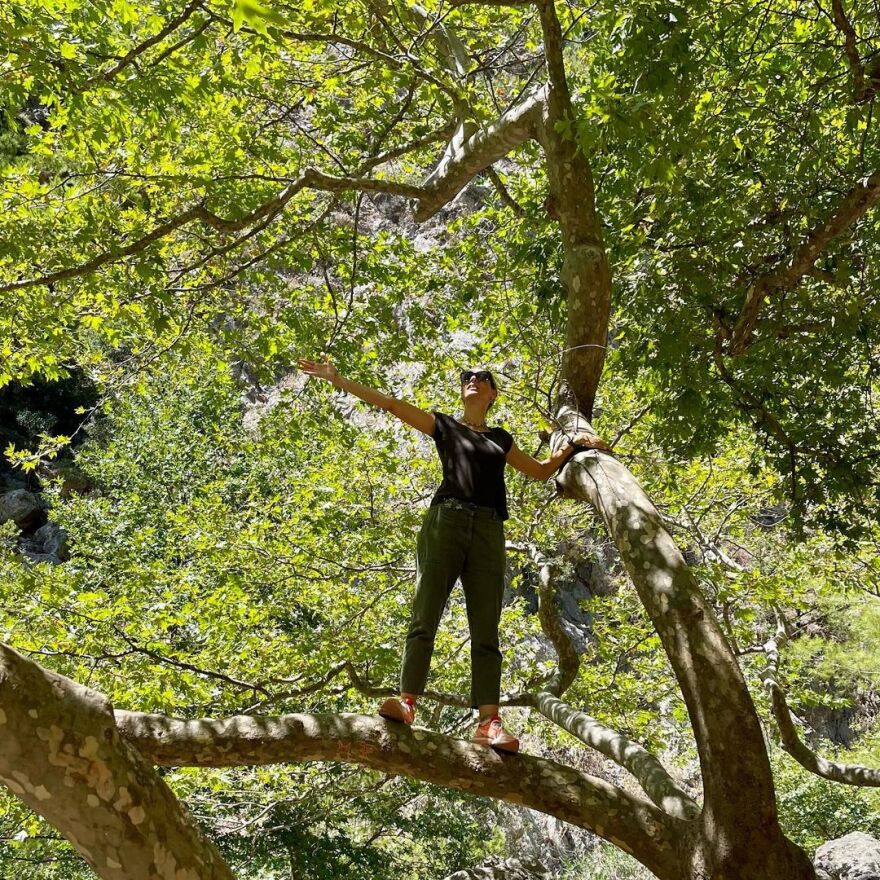 Ζέτα Δούκα: Αγκαλιάζει ένα δέντρο και στέλνει το μήνυμα της για τις πυρκαγιές