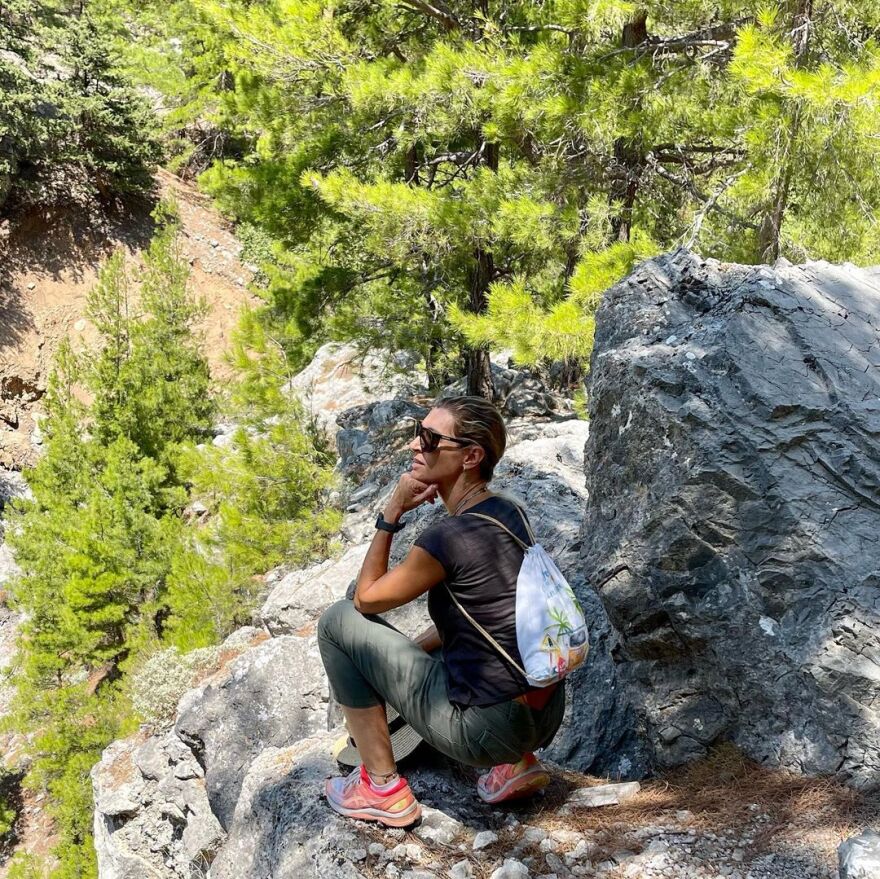 Ζέτα Δούκα: Αγκαλιάζει ένα δέντρο και στέλνει το μήνυμα της για τις πυρκαγιές