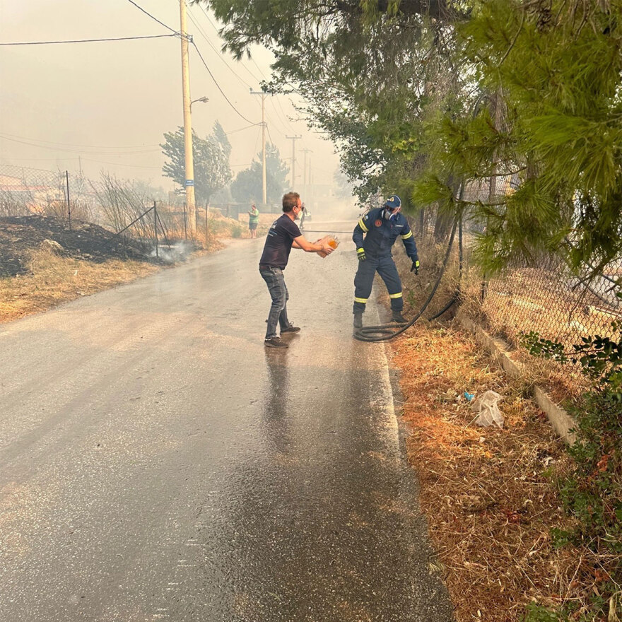 Η «Αποστολή» στα μέτωπα της φωτιάς στην Πάρνηθα και στην Θράκη
