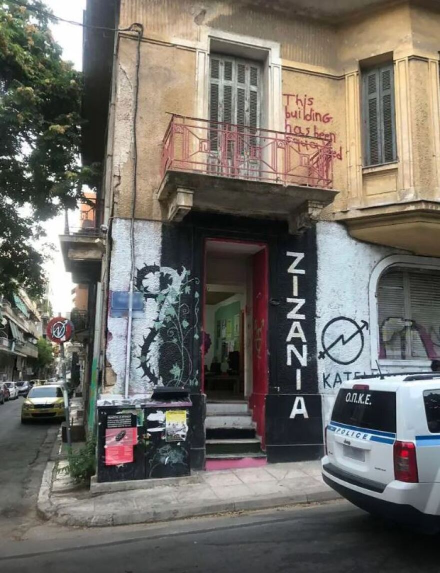 ΕΛΑΣ: Επιχείρηση σε δύο κτίρια που τελούν υπό κατάληψη στο κέντρο της Αθήνας - Δείτε βίντεο και φωτογραφίες