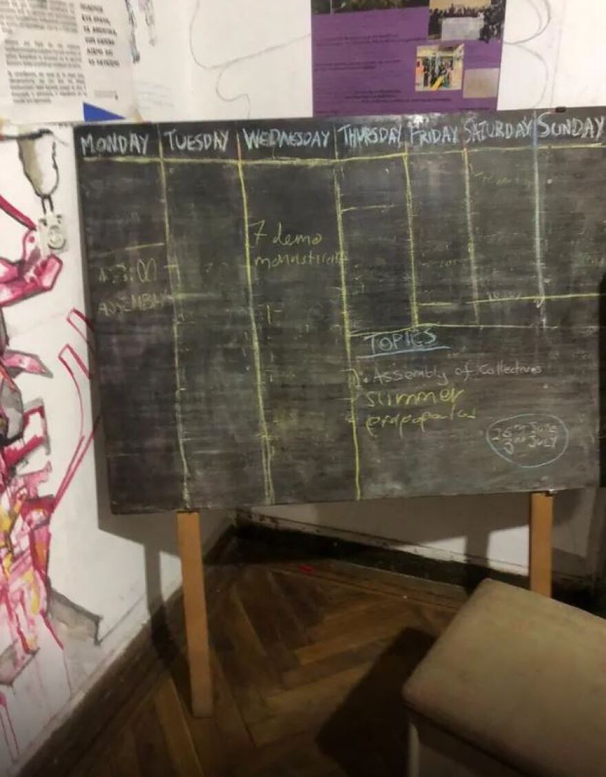 ΕΛΑΣ: Επιχείρηση σε δύο κτίρια που τελούν υπό κατάληψη στο κέντρο της Αθήνας - Δείτε βίντεο και φωτογραφίες