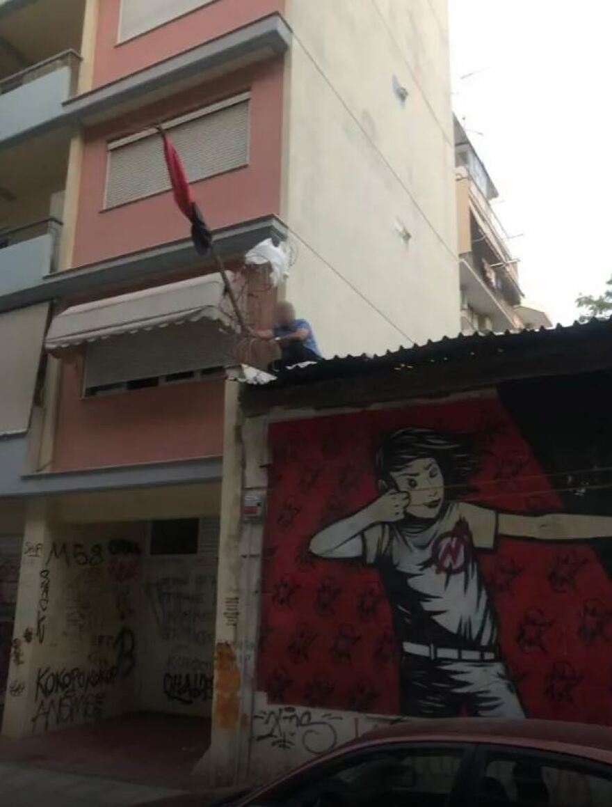 ΕΛΑΣ: Επιχείρηση σε δύο κτίρια που τελούν υπό κατάληψη στο κέντρο της Αθήνας - Δείτε βίντεο και φωτογραφίες