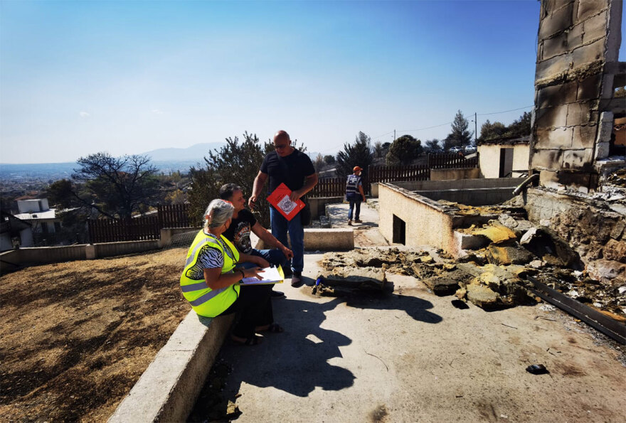 Φωτιές: Ξεκίνησε η καταγραφή των ζημιών στον οικισμό της Αγίας Παρασκευής στο Μενίδι