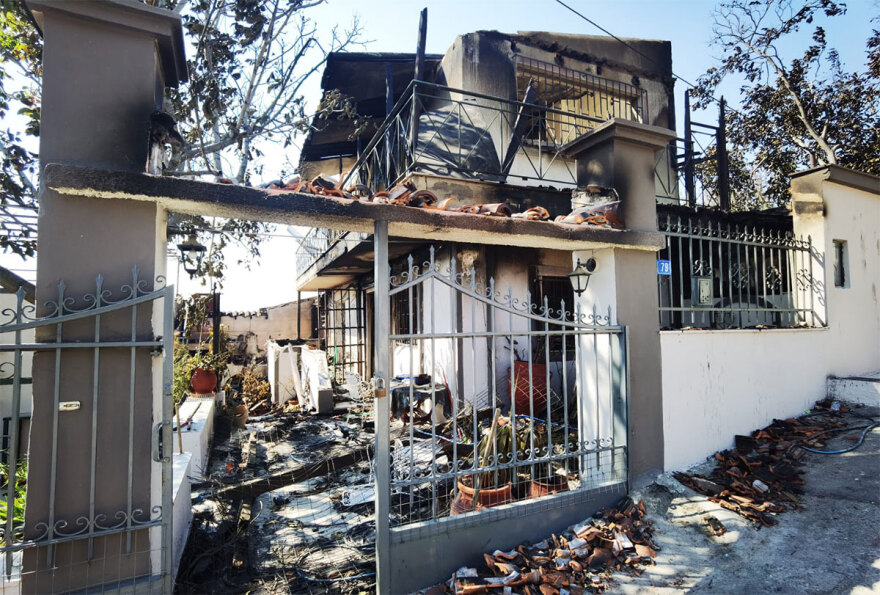 Φωτιές: Ξεκίνησε η καταγραφή των ζημιών στον οικισμό της Αγίας Παρασκευής στο Μενίδι