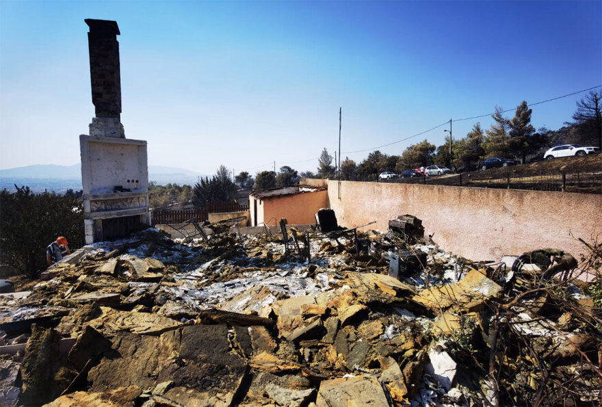 Φωτιές: Ξεκίνησε η καταγραφή των ζημιών στον οικισμό της Αγίας Παρασκευής στο Μενίδι