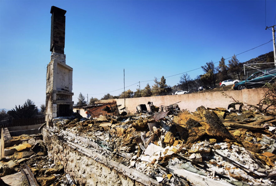 Φωτιές: Ξεκίνησε η καταγραφή των ζημιών στον οικισμό της Αγίας Παρασκευής στο Μενίδι