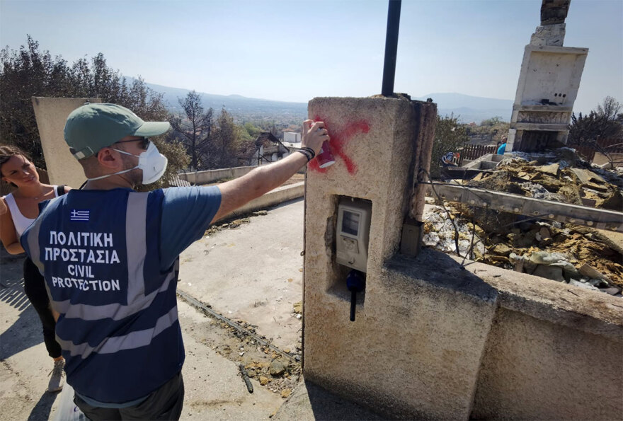 Φωτιές: Ξεκίνησε η καταγραφή των ζημιών στον οικισμό της Αγίας Παρασκευής στο Μενίδι