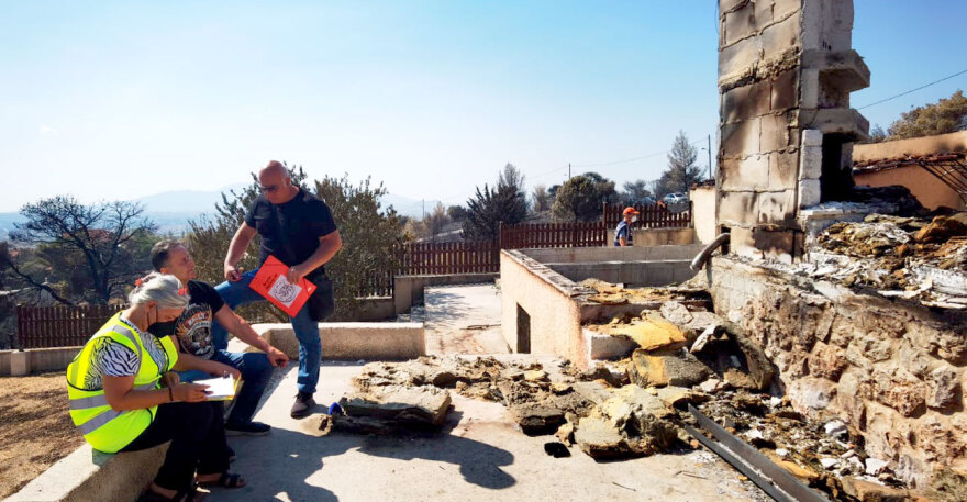 Φωτιές: Ξεκίνησε η καταγραφή των ζημιών στον οικισμό της Αγίας Παρασκευής στο Μενίδι