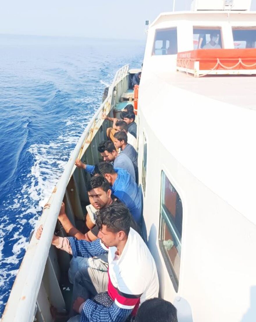 Πύλος: Διάσωση 21 μεταναστών από το Λιμενικό - Δείτε φωτογραφίες