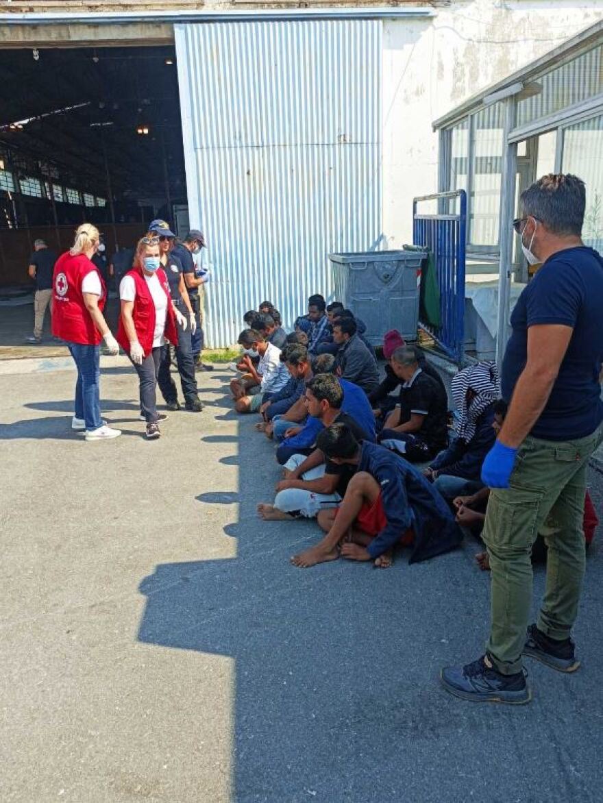 Πύλος: Διάσωση 21 μεταναστών από το Λιμενικό - Δείτε φωτογραφίες