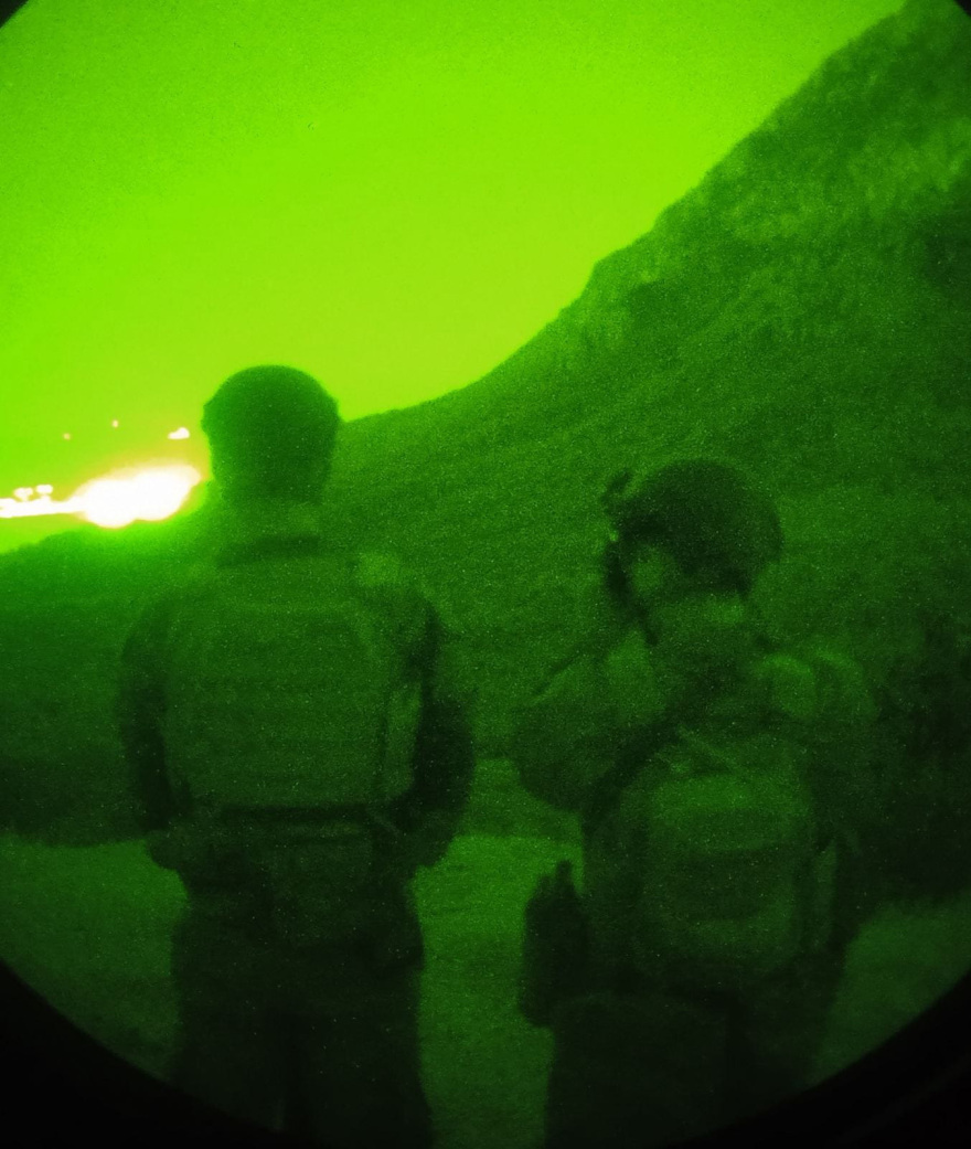 O ρόλος του στρατού στη μάχη με τις φλόγες: Ολονύχτια επιτήρηση και περιπολίες μέσα στα βουνά