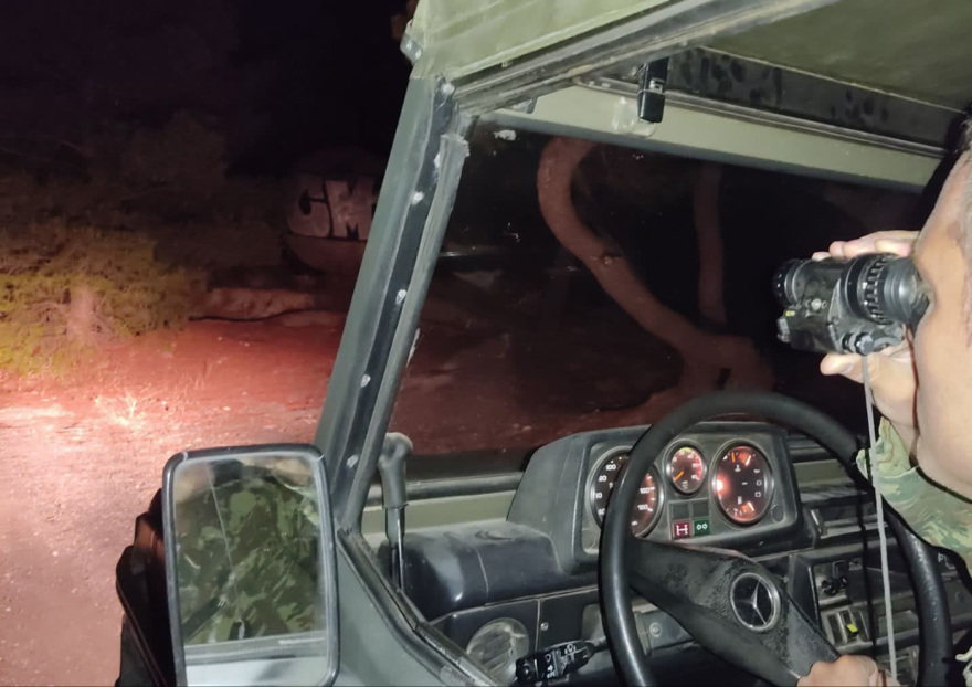 O ρόλος του στρατού στη μάχη με τις φλόγες: Ολονύχτια επιτήρηση και περιπολίες μέσα στα βουνά