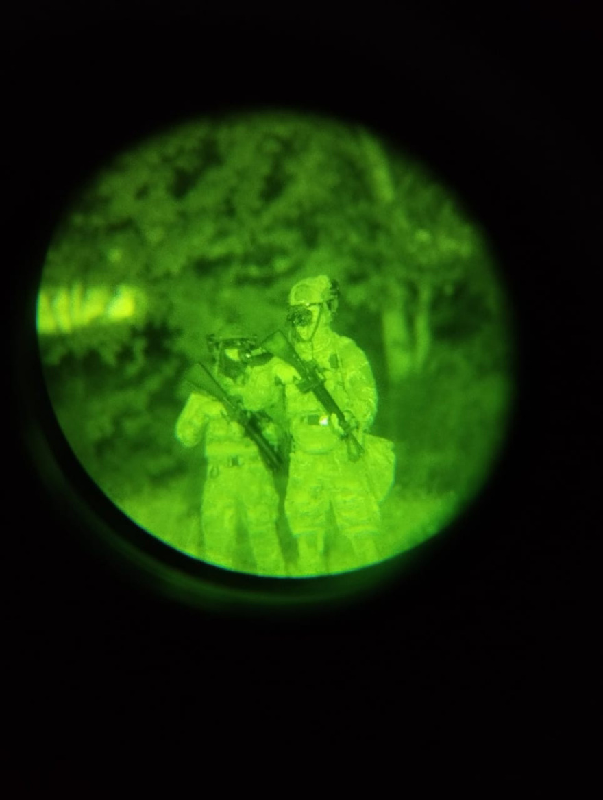 O ρόλος του στρατού στη μάχη με τις φλόγες: Ολονύχτια επιτήρηση και περιπολίες μέσα στα βουνά