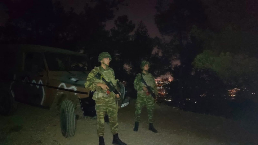 O ρόλος του στρατού στη μάχη με τις φλόγες: Ολονύχτια επιτήρηση και περιπολίες μέσα στα βουνά