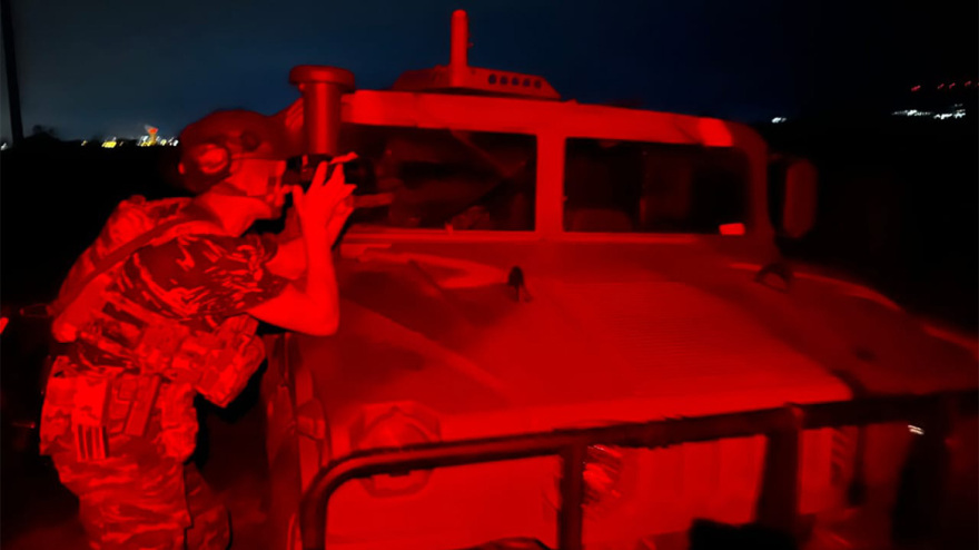 O ρόλος του στρατού στη μάχη με τις φλόγες: Ολονύχτια επιτήρηση και περιπολίες μέσα στα βουνά