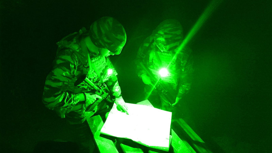 O ρόλος του στρατού στη μάχη με τις φλόγες: Ολονύχτια επιτήρηση και περιπολίες μέσα στα βουνά