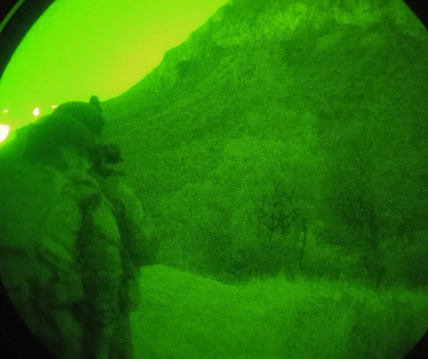 O ρόλος του στρατού στη μάχη με τις φλόγες: Ολονύχτια επιτήρηση και περιπολίες μέσα στα βουνά