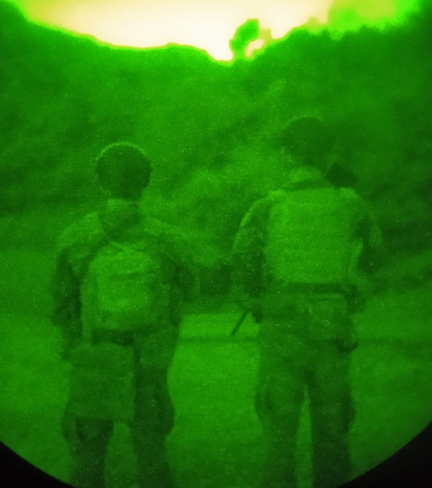 O ρόλος του στρατού στη μάχη με τις φλόγες: Ολονύχτια επιτήρηση και περιπολίες μέσα στα βουνά