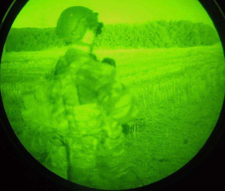 O ρόλος του στρατού στη μάχη με τις φλόγες: Ολονύχτια επιτήρηση και περιπολίες μέσα στα βουνά