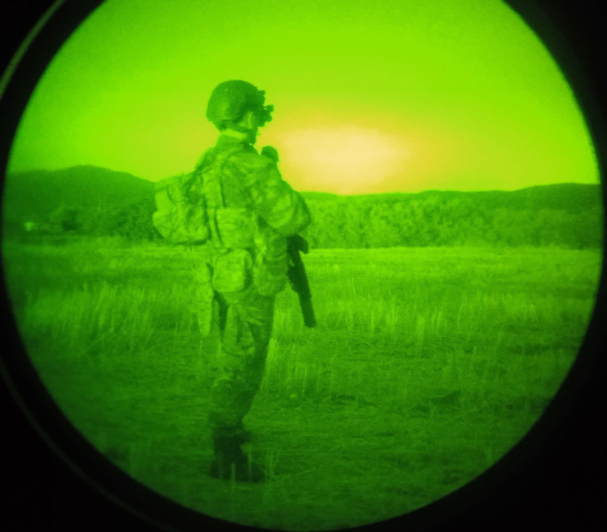 O ρόλος του στρατού στη μάχη με τις φλόγες: Ολονύχτια επιτήρηση και περιπολίες μέσα στα βουνά