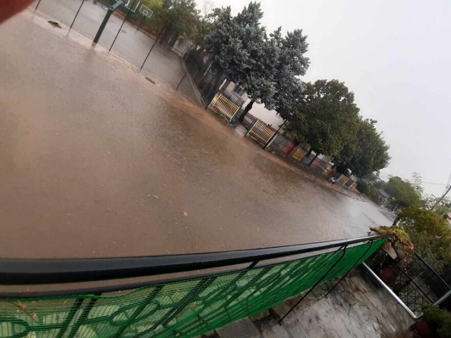 Τρίκαλα: Ισχυρό μπουρίνι μετέτρεψε τους δρόμους σε ποτάμια, χωρίς ρεύμα οικισμοί (βίντεο και φωτογραφίες)