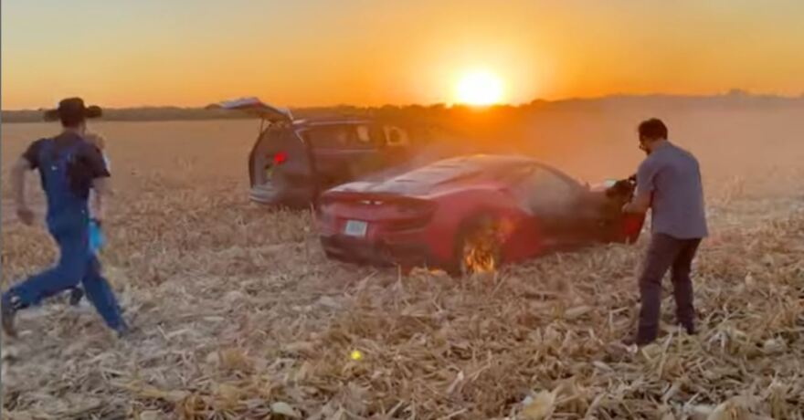 Youtuber: Έκαψε κατά λάθος τη Ferrari του στην προσπάθειά του να αυξήσει τα views - Βίντεο
